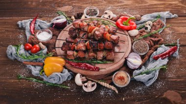 Soğan ve baharatlarla Marine pişmiş kebabı. Ahşap bir arka plan üzerinde. Üstten Görünüm. Metin için boş alan.