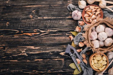 Ahşap arka plan üzerinde taze sarımsak kümesi. Üstten Görünüm. Kopya alanı.