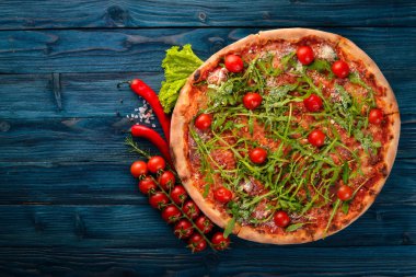 Pizza Primavera. Kiraz domates, roka, peynir. Ahşap bir arka plan üzerinde. Üstten Görünüm.