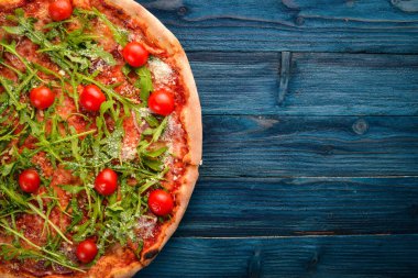 Pizza Primavera. Kiraz domates, roka, peynir. Ahşap bir arka plan üzerinde. Üstten Görünüm.