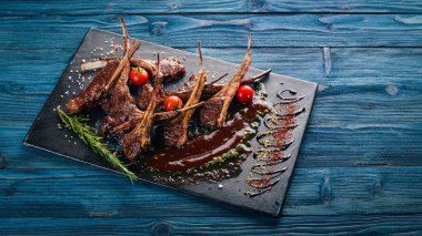 Fırında kaburga ızgara. Koyun eti. Bir kuzu taşırlar. Tagliateli İtalyan mutfağı. Metniniz için boş alan. Üstten Görünüm.