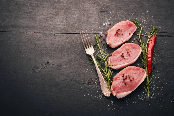 Nyers Hús Marha Steak Rozmaringos Fűszerek Fekete Fából Készült Háttér — Stock Fotó