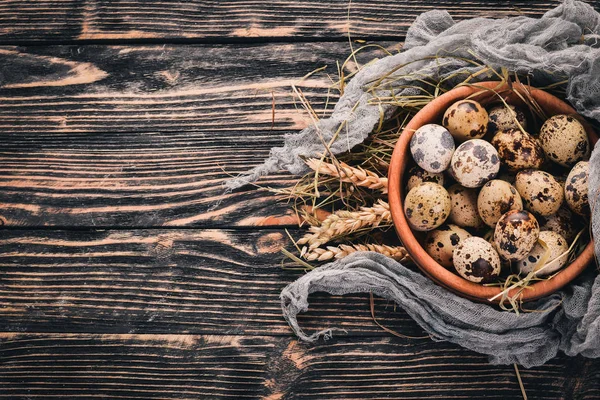 Vaktelägg Träskål Trä Bakgrund Ovanifrån Kopiera Utrymme — Stockfoto