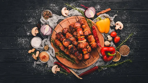 Kebab Shish Espetos Com Cebolas Mesa Madeira Preta — Fotografia de Stock