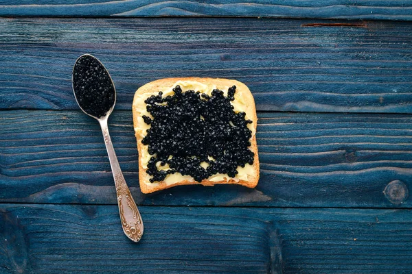 Sanduíche Com Caviar Preto Manteiga Fundo Madeira Vista Superior Espaço — Fotografia de Stock