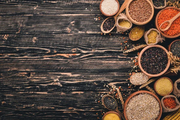 ひき割り穀物 穀物のセットです レンズ豆 とうもろこし 木製の背景 平面図です コピー スペース — ストック写真