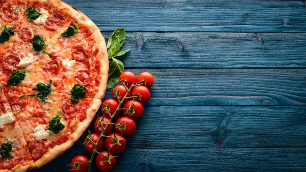 Napolitansk Pizza Spenat Gorgonzola Ost Korv Salami Trä Bakgrund Ovanifrån — Stockfoto