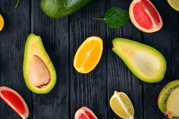 Frukt Trä Bakgrund Avokado Lime Apelsin Grapefrukt Och Kiwi Ovanifrån — Stockfoto