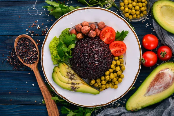 Comida Saludable Arroz Negro Aguacate Tomates Cherry Guisantes Verdes Avellanas —  Fotos de Stock