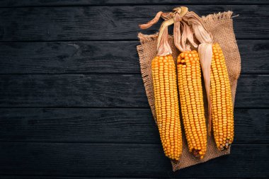 Kurutulmuş mısır ahşap arka plan üzerinde. Üstten Görünüm. Kopya alanı.