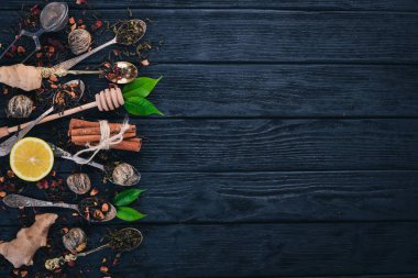 Kuru çay ve kokulu otlar ve baharatlar ürün yelpazesine. Ahşap bir arka plan üzerinde. Üstten Görünüm. Kopya alanı.