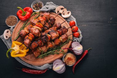 Şiş kebap ve soğanlı şiş kebap. Siyah ahşap masada..