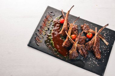 Fırında kaburga ızgara. Koyun eti. Bir kuzu taşırlar. Tagliateli İtalyan mutfağı. Metniniz için boş alan. Üstten Görünüm.