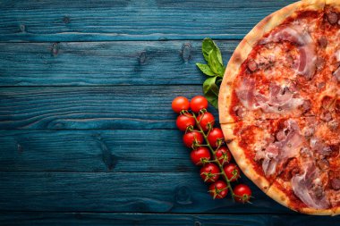 Pizza Lardon. Pastırma, domates, sosis salam. Ahşap bir arka plan üzerinde. Üstten Görünüm.