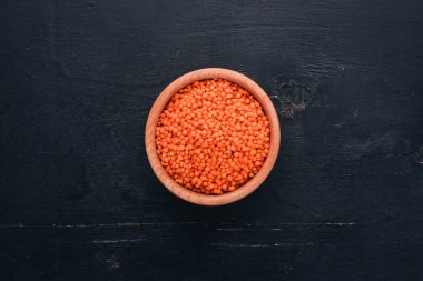 Mercimek ahşap arka plan üzerinde bir tabak içinde. Üstten Görünüm. Kopya alanı.