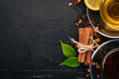 Limon, bal, tarçın ve zencefil ile siyah ve yeşil çay. Sıcak bir içecek üstten görünüm. Kopya alanı.