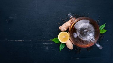 Zencefil ve limon ile çay. Ahşap arka plan üzerinde sıcak bir içecek. Üstten Görünüm. Kopya alanı.