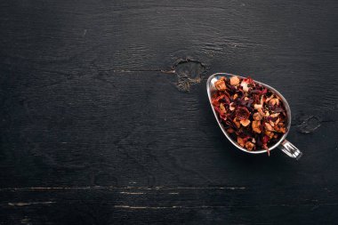 Kurutulmuş meyveler ve meyve yapılmış çay. Ahşap bir arka plan üzerinde. Üstten Görünüm. Kopya alanı.