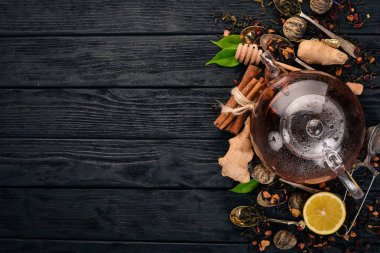 Limon, bal, tarçın ve zencefil ile siyah ve yeşil çay. Sıcak bir içecek üstten görünüm. Kopya alanı.