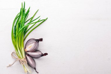 Soğan ahşap arka plan üzerinde. Üstten Görünüm. Metniniz için boş alan.