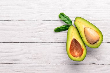 Ahşap arka plan üzerinde avokado. Üstten Görünüm. Metniniz için boş alan.