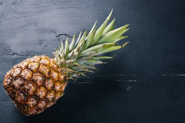 Ananas ahşap arka plan üzerinde. Üstten Görünüm. Metin için boş alan.
