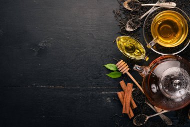 Limon, bal, tarçın ve zencefil ile siyah ve yeşil çay. Sıcak bir içecek üstten görünüm. Kopya alanı.