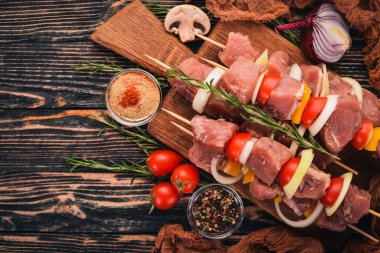 Ham kebap et sebze ahşap bir zemin üzerine gelen. Üstten Görünüm. Metin için boş alan.