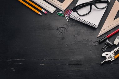 Tasarımcısı. Cetvel, defter, kalem. Üstten Görünüm. Siyah bir arka plan üzerinde. Metin için boş alan.