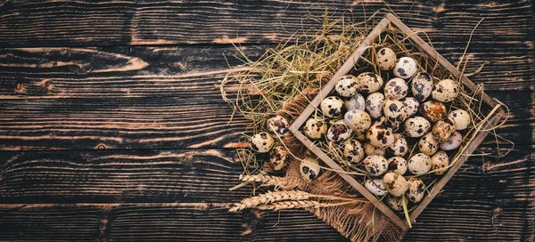 Œufs Caille Dans Panier Bois Sur Fond Bois Vue Dessus — Photo