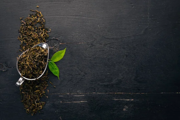 Yeşil Çay Makinası Ahşap Bir Arka Plan Üzerinde Üstten Görünüm — Stok fotoğraf