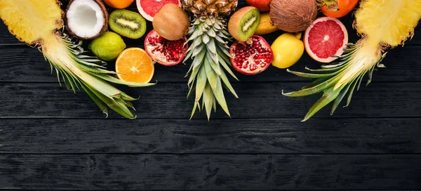 Frutas Tropicais Frescas Abacaxi Coco Kiwi Laranja Romã Toranja Fundo — Fotografia de Stock