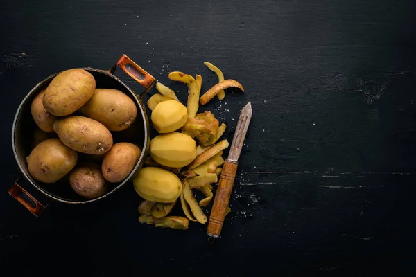 Patatas Crudas Sobre Fondo Madera Negra Cocinar Espacio Libre Para — Foto de Stock