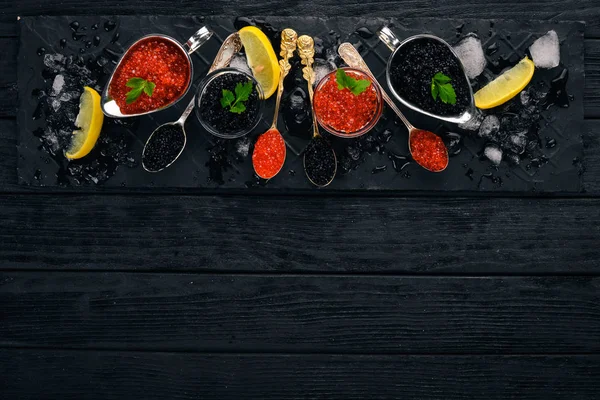 Spoon Black Red Caviar Wooden Background Top View Free Space — Stock Photo, Image