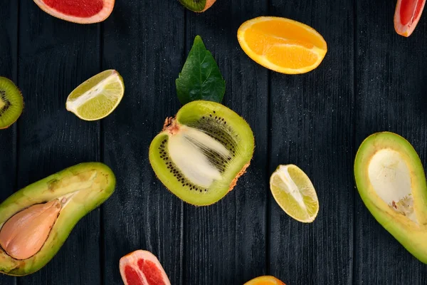 Φρούτα Φόντο Ξύλινη Αβοκάντο Λάιμ Πορτοκάλι Γκρέιπφρουτ Και Ακτινίδιο Top — Φωτογραφία Αρχείου