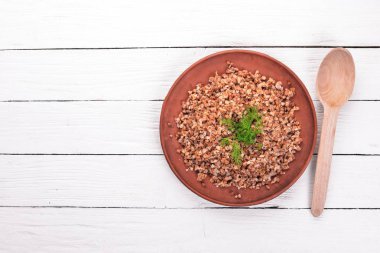 Buğday bir plaka üzerinde. Ahşap bir arka plan üzerinde. Üstten Görünüm. Kopya alanı.