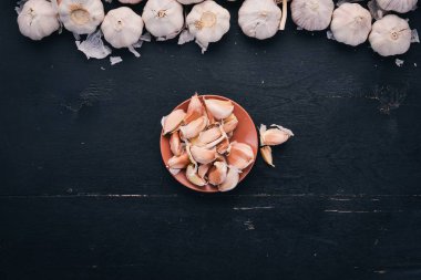 Sarımsak. Göğüs ahşap arka plan üzerinde taze sarımsak kümesi. Üstten Görünüm. Kopya alanı.