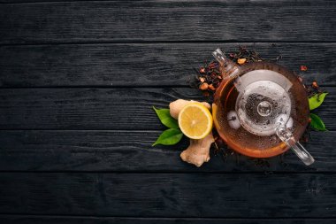 Zencefil ve limon ile çay. Ahşap arka plan üzerinde sıcak bir içecek. Üstten Görünüm. Kopya alanı.