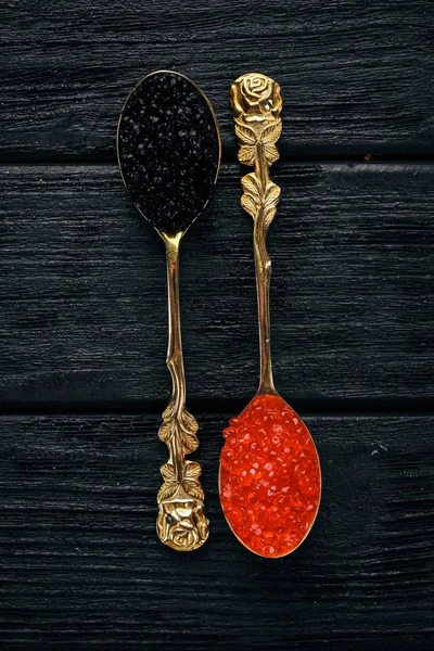 Colher Com Caviar Preto Vermelho Fundo Madeira Vista Superior Espaço — Fotografia de Stock