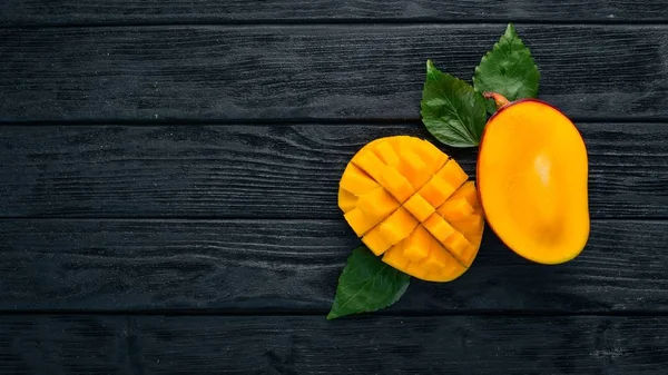 Mango Tropische Vruchten Een Houten Achtergrond Bovenaanzicht Kopiëren Van Ruimte — Stockfoto