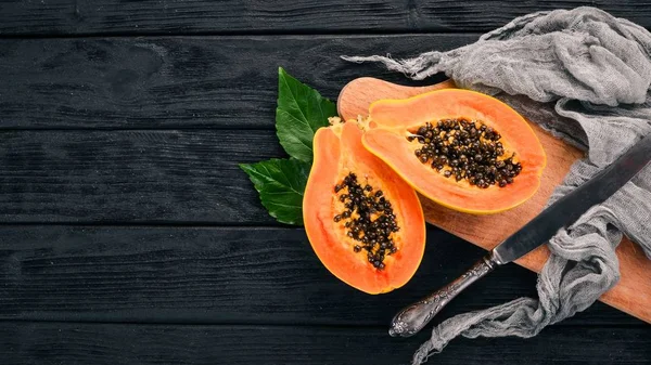 Papaya Tropikal Meyve Ahşap Bir Arka Plan Üzerinde Üstten Görünüm — Stok fotoğraf