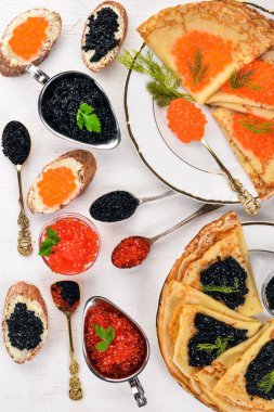 Krep havyar ile. Ahşap bir arka plan üzerinde. Üstten Görünüm. Metin için boş alan.