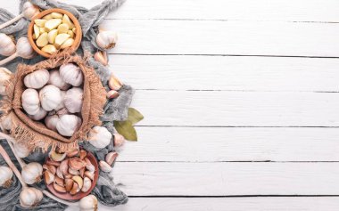 Sarımsak. Beyaz ahşap zemin üzerinde taze sarımsak kümesi. Üstten Görünüm. Kopya alanı.