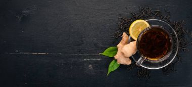 Zencefil ve limon ile çay. Ahşap arka plan üzerinde sıcak bir içecek. Üstten Görünüm. Kopya alanı.