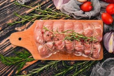 Biberiye ve baharat siyah ahşap zemin ile çiğ et sığır filetosu. Üstten Görünüm. Metin için boş alan