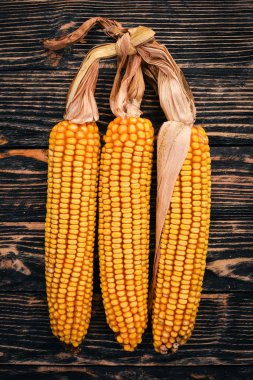 Kurutulmuş mısır ahşap arka plan üzerinde. Üstten Görünüm. Kopya alanı.