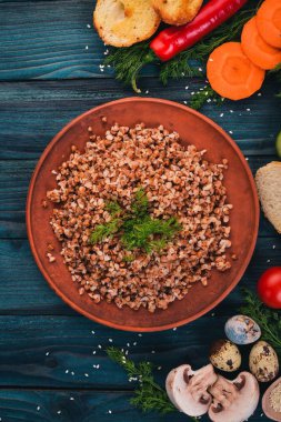 Buğday bir tabak taze sebze ile. Ahşap bir arka plan üzerinde. Üstten Görünüm. Kopya alanı.