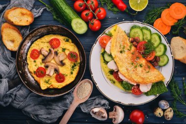 Omlet sebze, mantar ve tavuk kümesi. Ahşap bir arka plan üzerinde. Üstten Görünüm. Kopya alanı.