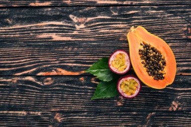 Papaya ve maracuya. Taze tropikal meyve. Ahşap bir arka plan üzerinde. Üstten Görünüm. Kopya alanı.
