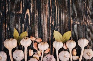 Ahşap arka plan üzerinde taze sarımsak kümesi. Üstten Görünüm. Kopya alanı.